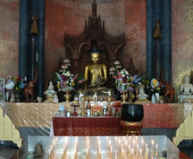 パゴダの中の金色の仏像