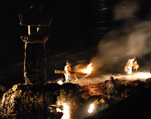 和布刈神事は灯篭の下の海で行われる