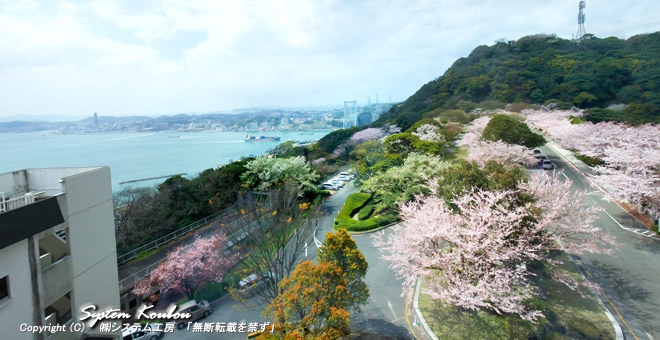 門司港市街地の北部にある和布刈（めかり）公園は関門海峡を見下ろす位置にある古城山 山頂一帯の公園で桜の名所でもある
