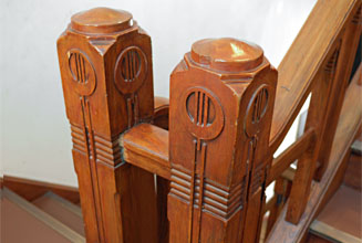 階段の手すりの柱装飾