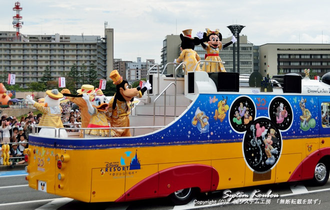 ディズニーの世界からやって来た人気キャラクターいっぱいのディズニーパレード
