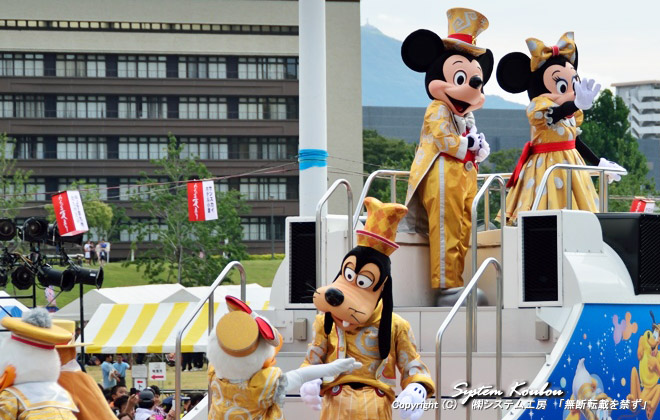 スペシャルパレードを楽しむディズニーの仲間たち
