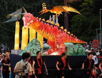 恐竜あらわれる!【八幡東ねぶた】