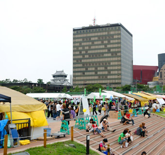 メイン会場は市役所近くの勝山公園大芝生広場(後方は小倉城とリバーウォーク北九州