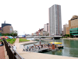 そばの紫川には遊覧船もある