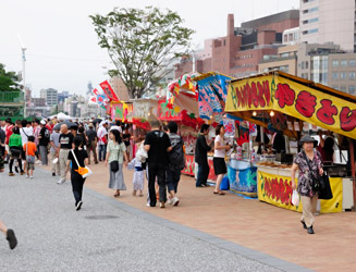 多くの露店も出る
