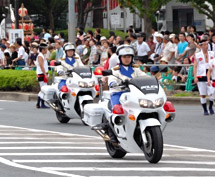 女性運転の白バイ(ハーティホワイツ)を先頭に 17時よりオープニングパレードがスタート