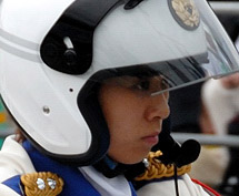 先頭の大役で少し緊張ぎみ(福岡県警の女性白バイ隊(ハーティホワイツ)は5名の女性がいる)