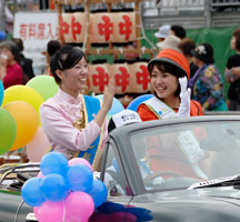 左:2009年ロマン長崎、右:佐賀市観光キャンペーンレディー