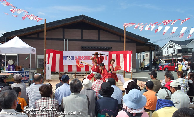 毎年9月23日に開催される「九州大道芸まつり in 宗像」ではいろいろな大道芸が披露される(舞踏集団 ゼロ)