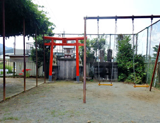 経石様(きょうせきさま)公園と幸福神社。毎年8月16日には大念仏会が行われる