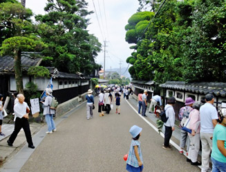 昨年(2008年)から会場は原町唐津街道のみで開催。左右の家は旧造り酒屋であった真武邸