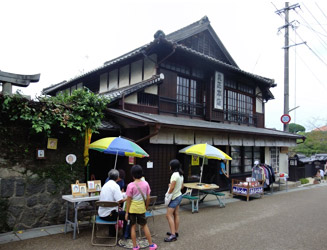 一昔前の家も残っている。丸正本店(麻上邸)旧呉服屋の建物で、代々続く衣料品店です。