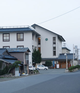 波津から芦屋まで続く三里松原。日本の白砂青松100選に選ばれている
