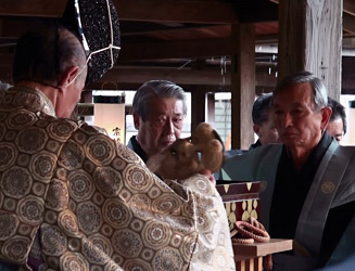 むかし、鐘崎の岬沖から鐘を引き上げようとしたら、鐘は揚がらず、かわりに翁面が海中より浮き上がったとされる「沈鐘伝説」が伝わっている。