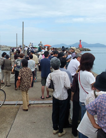 この神湊に船団のパレードが来るのは10時15分頃であるが、1時間前から波止には見物客が詰めかける
