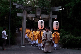 高宮神奈備祭での神職や氏子の約50人の行列