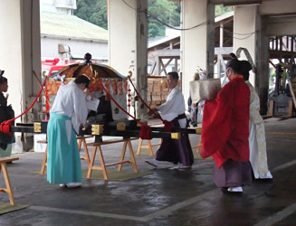 辺津宮の市杵島姫神(いちきしまひめのかみ)様がお出迎えに来ました