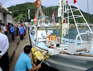 市杵島姫神(いちきしまひめのかみ)様の神輿を船に積みます