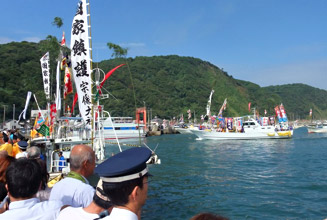 3隻の御座船が神湊漁港に入港