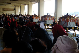 宗像三女神の神輿が揃います (漁連の市場にて)