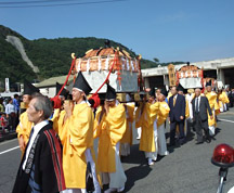 高台にある頓宮(御旅所)まで神幸
