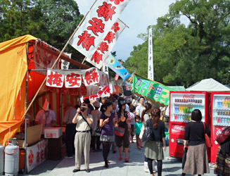 秋季大祭の期間(10/1〜10/3)は参拝者も多い
