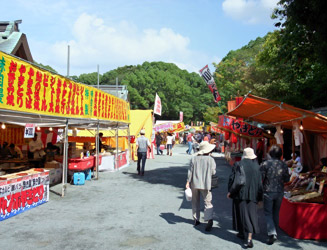 祭り期間中は約300店の露店が立ち並ぶ
