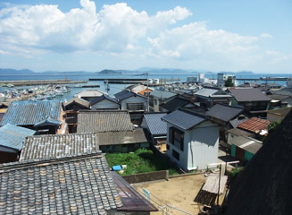 高台にある安昌院から望む大島の街並み