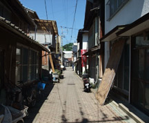 裏通り(店は裏通りにある)