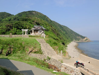 岩瀬海岸にある沖津宮遥拝所 ※世界文化遺産