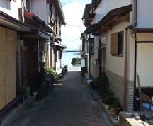 路地から見る海