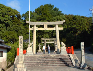 筑前大島(宗像市大島)にある宗像大社中津宮 ※世界文化遺産