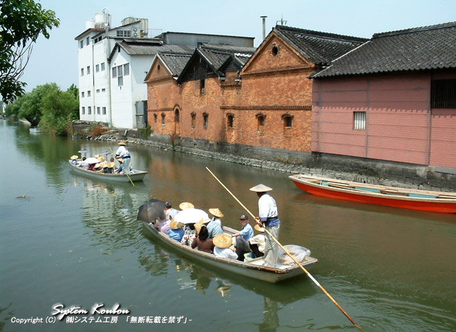 柳川のポスターなどに必ず登場する並倉とドンコ舟の風景。この倉の前はなかなか舟が通らない・・・