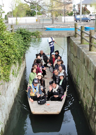 ドンコ舟がぎりぎり通る「柳川城掘水門」