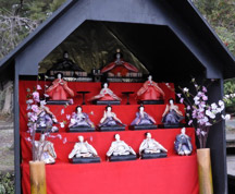 日吉神社の脇に水路に向かって「ひな飾り」が飾ってあった