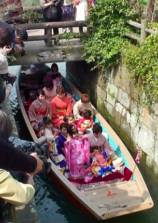 ドンコ舟がぎりぎり通る「柳川城掘水門」。ここもカメラマンに人気の場所。※柳川城塞水門（やながわじょうそくすいもん）とも言うようだ