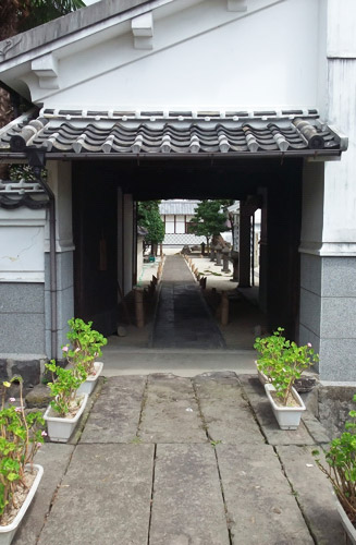 堺屋（旧木下家住宅）の駐車場側の入口