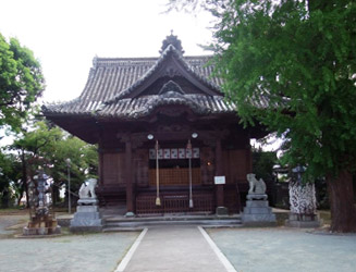 大きな建物の福島八幡宮の社殿
