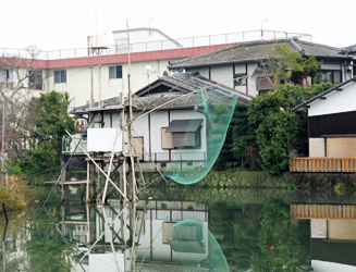 蜘蛛手棚 （くもでだな）水中に降ろして魚を獲る柳川地方古来よりの漁法