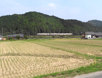 廃寺塔跡の北方を走るJR篠栗線の列車