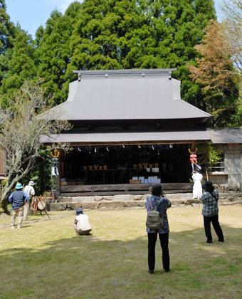 昨日の御神幸祭(お下り)で神輿(みこし)はこの「お旅所」に置かれています。ここは下宮(しもみや)と言います。