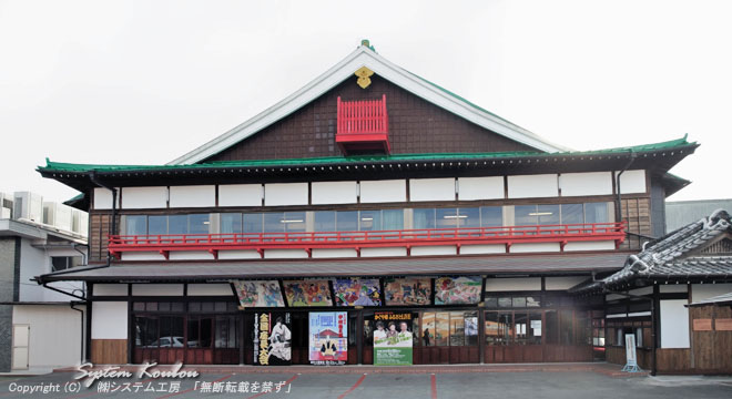 嘉穂劇場は江戸時代の歌舞伎様式を伝える芝居小屋