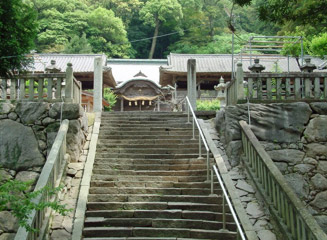 いくつかの石段を上った上に鎮座する香春神社