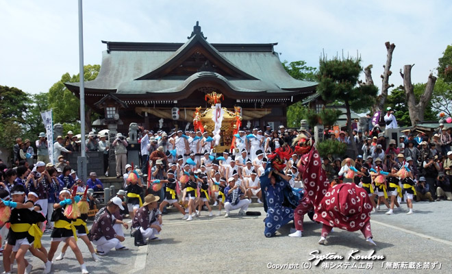 神輿(みこし)を社殿の前に置き獅子舞で祭りがスタートする 【13:20 頃】