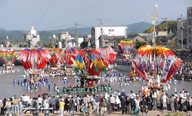 神輿や山(山笠)が次々に彦山川に入ります 【16:10 頃】
