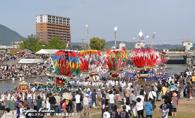 川渡り競演会。 各山(山笠)が競ってガブリを行います(山笠の競争)