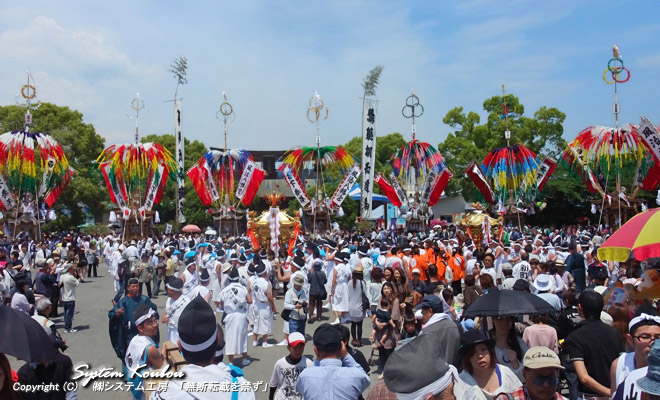 御旅所(頓宮)の広場に2基の神輿が揃う 【13:05 頃】
