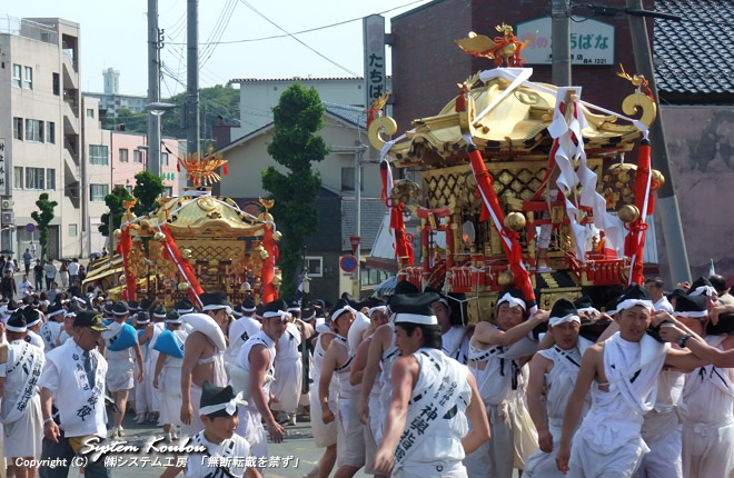 新橋の上で右と左に神輿は分かれる(左の神輿は風治八幡宮に帰り、右の神輿は白鳥神社に帰る) 【15:32 頃】