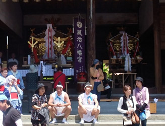 御旅所(頓宮)に安置された神輿(みこし)